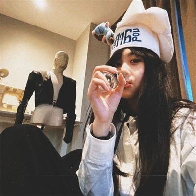 有很多蛋的公鸡